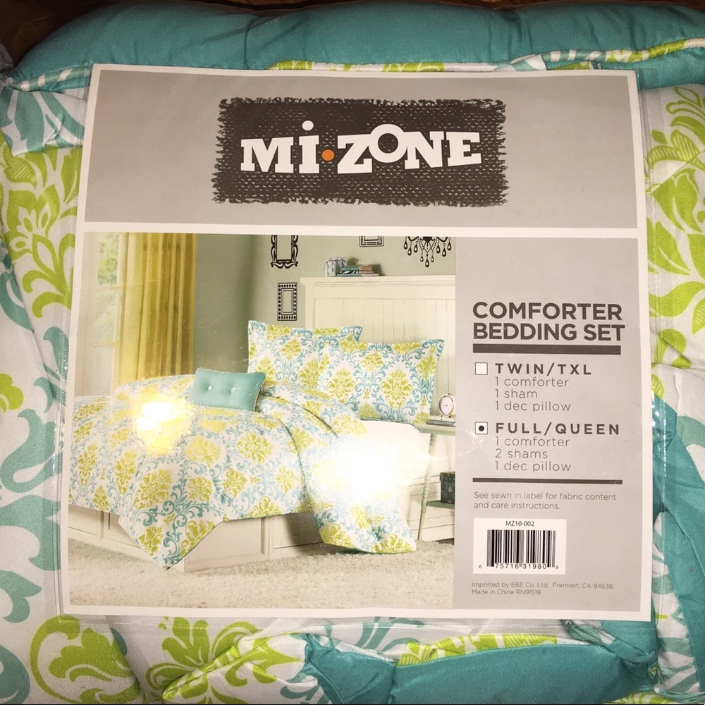 Brand new queen/full comforter set